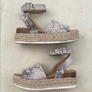 SODA Topic Snakeskin Size 6